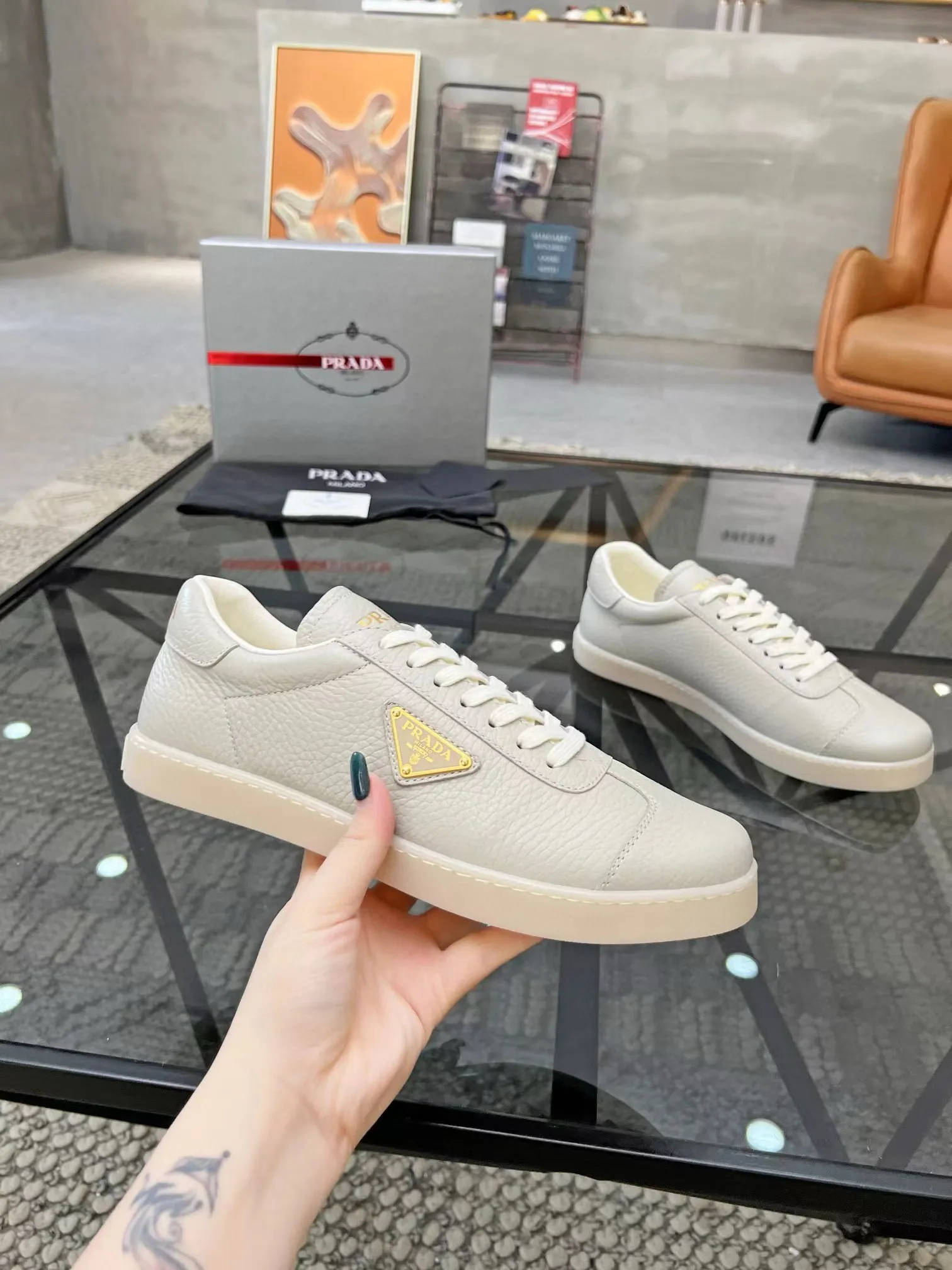 Factory price: 400💰Prada new men's leather sports shoes, the highest version on the market, any comparison is welcome🆚! The original leather has excellent texture and is super high-end! Fetal sheep net lining imported from Italy, removable pad! Luxurious materials and fine workmanship, highly recommended! Code number: 38-44, customized 45